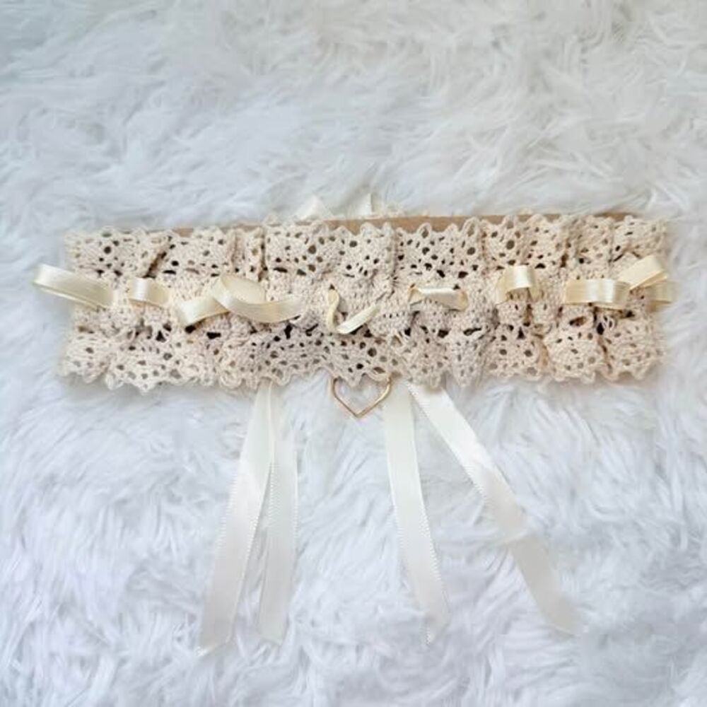 Ivory Lace Bridal Garter Wedding Garter Heart Charm Keepsake - Picture 2 of 8